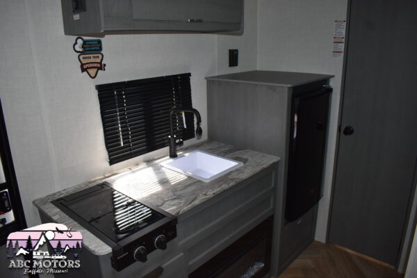 Forest River Ozark - 1620BHLE Floorplan - Travel Trailer RV - 20 ft - 2024 Edition - Image 9