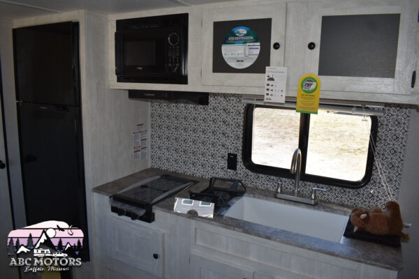 Forest River Shasta Oasis - 18FQ Floorplan - Travel Trailer RV - 23 ft - 2024 Edition - Image 10