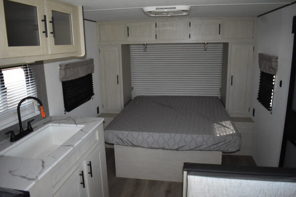 Forest River Shasta Oasis Compact - 18FQ Floorplan - Travel Trailer RV - 23 ft - 2025 Edition - Image 9