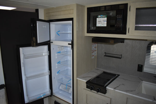 Forest River Shasta Oasis Compact - 18FQ Floorplan - Travel Trailer RV - 23 ft - 2025 Edition - Image 15
