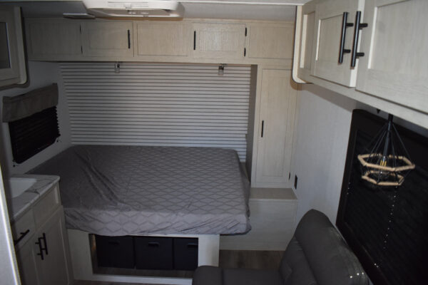 Forest River Shasta Oasis Compact - 16RE Floorplan - Travel Trailer RV - 17 ft - 2025 Edition - Image 17