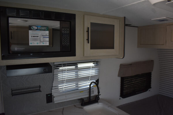 Forest River Shasta Oasis Compact - 16RE Floorplan - Travel Trailer RV - 17 ft - 2025 Edition - Image 19