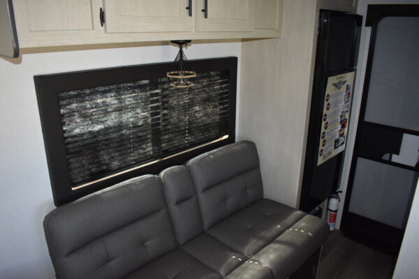 Forest River Shasta Oasis Compact - 16RE Floorplan - Travel Trailer RV - 17 ft - 2025 Edition - Image 4