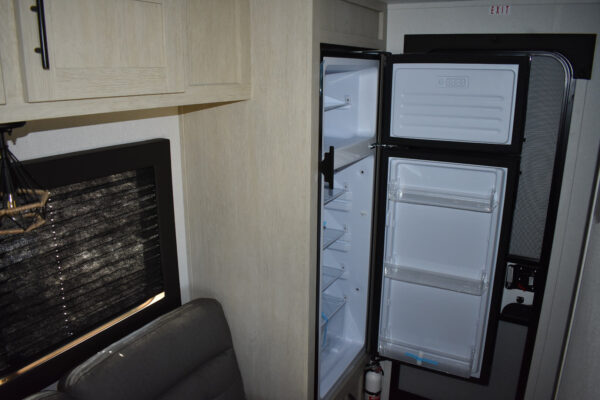 Forest River Shasta Oasis Compact - 16RE Floorplan - Travel Trailer RV - 17 ft - 2025 Edition - Image 11