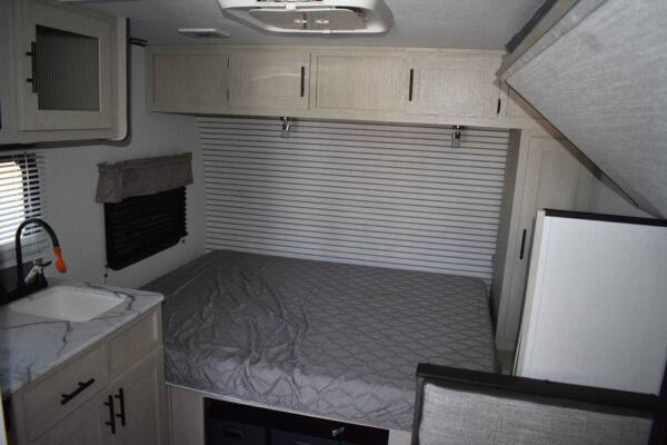 Forest River Shasta Oasis Compact - 16BH Floorplan - Travel Trailer RV - 17 ft - 2025 Edition - Image 9