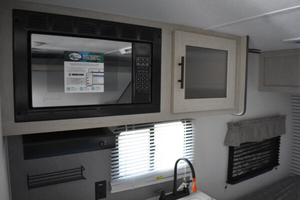 Forest River Shasta Oasis Compact - 16BH Floorplan - Travel Trailer RV - 17 ft - 2025 Edition - Image 15