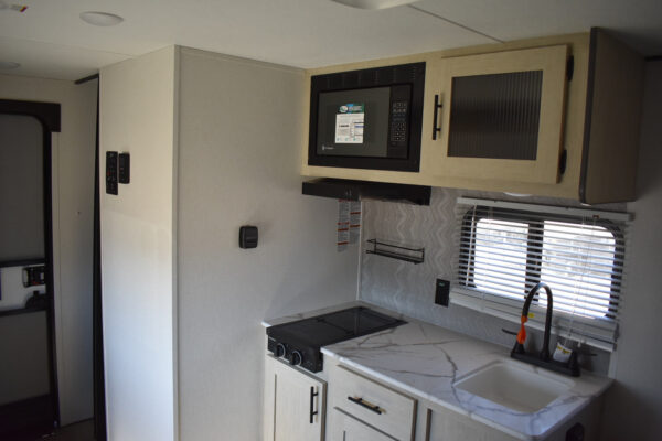 Forest River Shasta Oasis Compact - 16BH Floorplan - Travel Trailer RV - 17 ft - 2025 Edition - Image 20