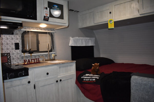 Forest River Shasta Oasis Compact - 16BH Floorplan - Travel Trailer RV - 17 ft - 2025 Edition - Image 5
