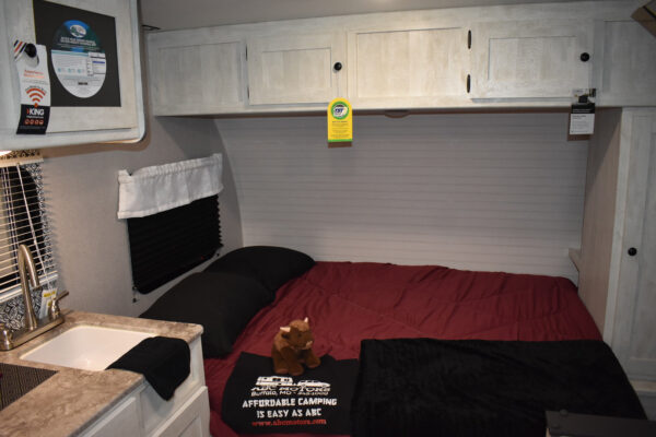 Forest River Shasta Oasis Compact - 16BH Floorplan - Travel Trailer RV - 17 ft - 2025 Edition - Image 7