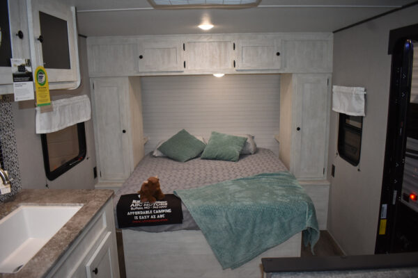 Forest River Shasta Oasis Compact - 18FQ Floorplan - Travel Trailer RV - 23 ft - 2025 Edition - Image 3