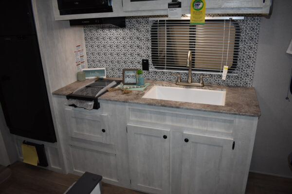 Forest River Shasta Oasis Compact - 18FQ Floorplan - Travel Trailer RV - 23 ft - 2025 Edition - Image 5