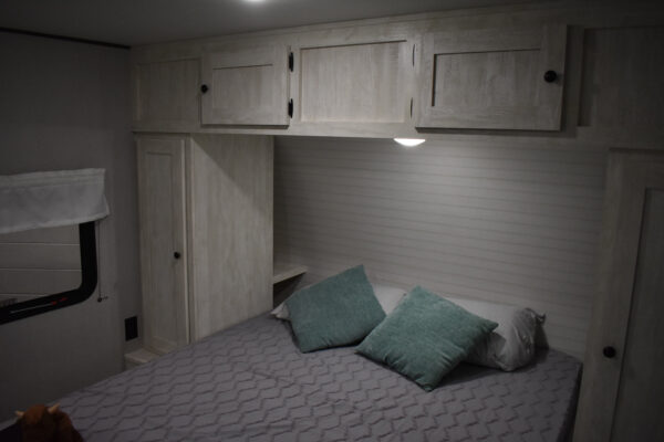 Forest River Shasta Oasis Compact - 18FQ Floorplan - Travel Trailer RV - 23 ft - 2025 Edition - Image 4