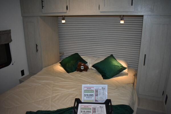 Forest River Shasta Oasis I-5 - 521CK Floorplan - Travel Trailer RV - 25 ft - 2025 Edition - Image 2
