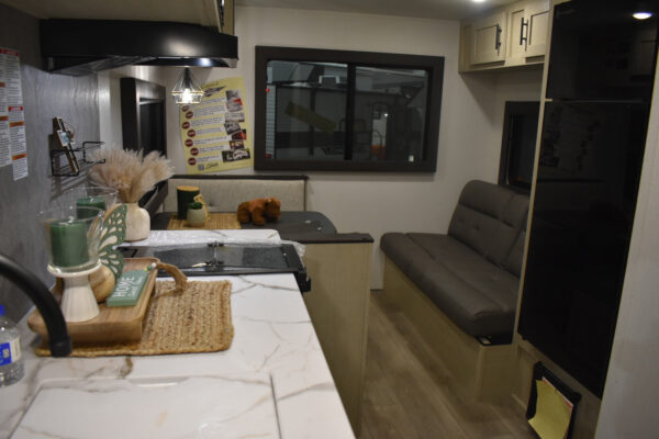 Forest River Shasta Oasis I-5 - 521CK Floorplan - Travel Trailer RV - 25 ft - 2025 Edition - Image 5