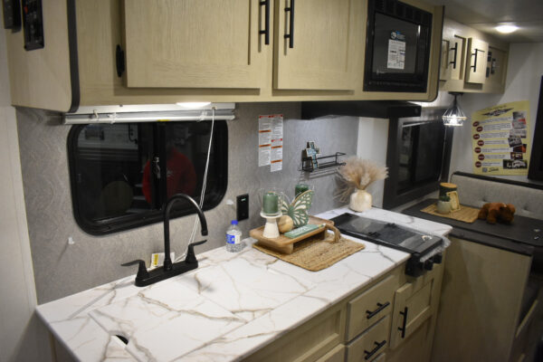 Forest River Shasta Oasis I-5 - 521CK Floorplan - Travel Trailer RV - 25 ft - 2025 Edition - Image 3