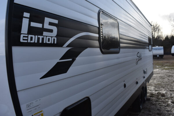 Forest River Shasta Oasis I-5 - 521CK Floorplan - Travel Trailer RV - 25 ft - 2025 Edition - Image 6